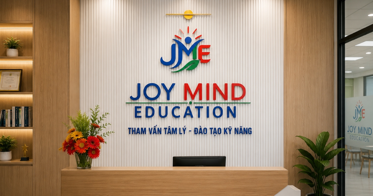 Không gian làm việc chuyên nghiệp với ánh sáng tự nhiên